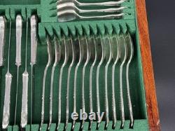 110-Piece Postons Lonsdale Plate Sheffield Silverplate Cased Flatware Set London