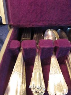 1847 ROGERS BROS IS SILVERPLATE SILVERWARE ANCESTRAL PATTERN SERV FOR 12 WithCASE