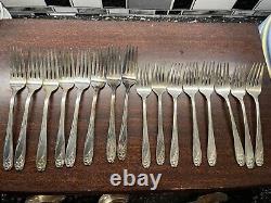 1847 Rogers Bros Silverware Daffodil 63 Piece Set in Wooden Chest