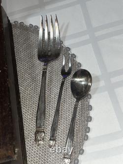 1938 Holmes & Edwards IS Inlaid Silver Plate Flatware 12 Place Set 81 PC & Case
