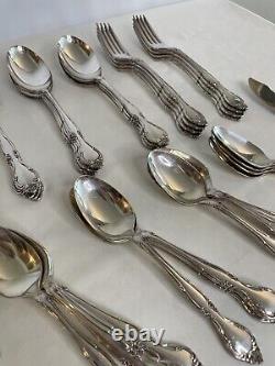 ONEIDA COMMUNITY AFFECTION 1960 Silverplate Flatware 8 Place Setting + 4, withCase