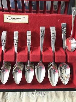Oneida, Community Plate Coronation Silverware 60 Pieces silverplate flatware set