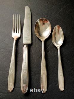 Oneida Community Plate Silverplate Flatware Set 68 Piece Grosvenor & Naken Chest