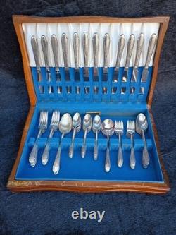 Wm. Rogers & Son Exquisite Silverplate Flatware Set 83 Pc with Wood Chest